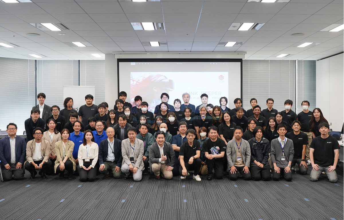 出展パートナー企業様と弊社スタッフによる全体写真。ご協力いただき本当にありがとうございました!